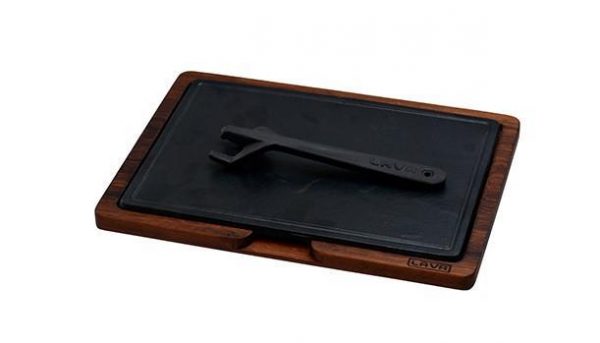 LAVA METAL Litinový talíř 20x30cm s dřevěným podstavcem od značky LAVA METAL